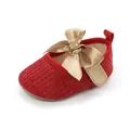 Adorables zapatos de princesa para bebé en punto rojo con un gran lazo decorativo dorado - Rojo