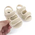 Detailopname van beige mesh babysandalen voor zacht loopcomfort - Abrikoos