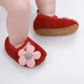 Detailansicht rote Fleece-Babyschuhe mit rosa Blume und weicher Sohle für Kleinkinder. - Rot