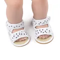 Weiße Baby-Segeltuchsandalen mit schwarzen Dreiecksmustern und Klettverschluss. - Weiß