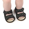 Schwarze Babysandalen mit weißem Dreiecksmuster und rutschfester Gummisohle für Kleinkinder. - Schwarz