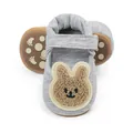 Vista detallada de zapatos de bebé para caminar grises con un lindo parche de conejo - Gris