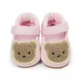 Detaillierte Ansicht süßer rosa Babyschuhe mit flauschigem Bären-Design und weichen Sohlen - Rosa