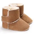 Primer plano botas de invierno marrón para bebé con forro de piel y velcro - Marrón