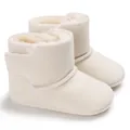 Detail van zachte crèmekleurige suède babylaarsjes met een warme fleece voering - Wit