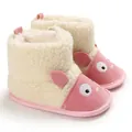 Detail van roze en crèmekleurige sherpa babysneeuwlaarzen met leuk cartoongezicht. - Roze