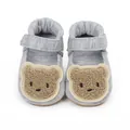 Detailansicht grauer Baby-Lauflernschuhe aus Baumwolle mit flauschigem Bären-Design vorne - Grau