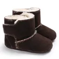 Detailweergave van donkerbruine baby-suède laarzen met warme witte fleece voering - koffiekleur