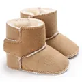 Primer plano de botas de invierno para bebé con suave forro de piel sintética y velcro. - Caqui