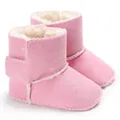 Vista detallada de botas de invierno rosas para bebé con forro cálido de piel sintética. - Rosa