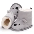 Detailansicht graue gestrickte Babystiefel mit Bärengesicht und warmem Futter - Grau