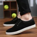 Sneaker casual da uomo in pelle scamosciata nera con suola in gomma bianca e lacci neri - Nero