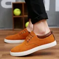 Sneaker casual da uomo in pelle scamosciata arancione con suola bianca e lacci resistenti - Cammello