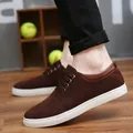 Scarpe casual da uomo in pelle scamosciata marrone scuro con suola in gomma bianca - Marrone