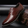 Classica scarpa brogue da uomo in pelle marrone con punta a coda di rondine e lacci - Marrone