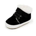 Detailansicht: schwarzer Baby-Winterschuh mit gemütlichem weißem Kunstfellfutter - Schwarz