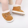 Nahaufnahme von senfgelben Baby-Winterstiefeln mit warmem weißem Kunstfellfutter - Dunkelkhaki
