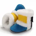 Gedetailleerd overzicht van babysneeuwlaarzen met blauwe stof en pluche witte voering - Blauw