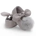 Vue détaillée de chaussures princesse grises pour bébé avec pompon et nœud - Gris