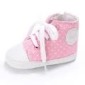 Niedliche rosa gepunktete Baby-Leinenschuhe mit weichen weißen Sohlen und Schnürsenkeln - Rosa