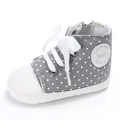 Graue High-Top-Babyschuhe aus Canvas mit weißen Punkten und weicher, flexibler Sohle - Grau