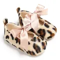 Détail de chaussures pour bébé à motif léopard avec nœuds décoratifs en satin rose - Style de Noeud Léopard / Longueur de la Semelle 11CM
