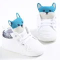 Dettaglio di scarpe primi passi bianche per neonati con design a volpe blu. - 11cm / Bianco