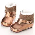 Nahaufnahme warmer Baby-Winterstiefel aus bronzefarbenem PU-Leder und Fischgrät-Wollstoff - 13cm / Antike Bronze