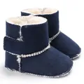 Vista detallada de las botas de invierno azul marino para bebé con forro de piel sintética. - Azul
