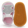 Detailweergave van roze babysandalen met glinsterende beer en antislip rubberen zool - Zilver