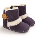 Dettaglio stivaletti da neve viola per neonati con interno in pelliccia sintetica e bottone. - Blu