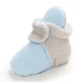 Vue de côté de bottes de neige pour bébé en polaire bleue à semelle souple - Bleu