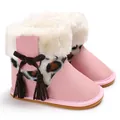 Detailansicht rosa Baby-Winterstiefel mit Leopardenmuster und weißem Fellkragen. - 11cm / Rosa