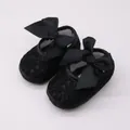 Detalle de zapatos de princesa para bebé niña en encaje negro con un gran lazo - Negro (XSX-009)