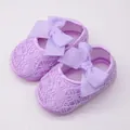 Primer plano detallado de zapatos de princesa de encaje morado para bebé con lazo grande - Púrpura (XSX-009)