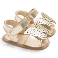 Detalle de sandalias doradas para bebé con mariposa y suelas de silicona suave antideslizantes. - 11cm Longitud Interior / Dorado