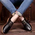 Primer plano de zapatos Derby de cuero negro para hombre con vaqueros en suelo de madera - 38 / Zapatos de Trabajo Informales de Cuero (2251) / Negro