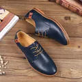 Vista detallada de elegantes zapatos de cuero azul marino sobre fondo de madera - 38 / Azul