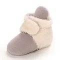 Vue détaillée de bottes de neige en peluche pour bébé avec semelles souples en gris - Gris