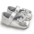 Vue détaillée de chaussures Mary Jane argentées pour bébé avec nœud pailleté et scratch. - Argent