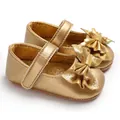 Vue détaillée des chaussures de marche princesse dorées pour bébé avec un joli nœud brillant - Or