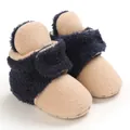 Primer plano de botas de nieve para bebé con forro polar en azul marino y beige - Azul Albaricoque