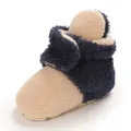 Gros plan de bottes de neige souples en peluche pour bébé avec doublure polaire chaude - Bleu Foncé Amande