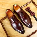 Formelle Herrenschuhe aus burgunderfarbenem Leder mit spitzer Kappe - Burgunderrot