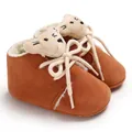 Primer plano de botas de invierno marrones para bebé con osito y forro cálido - Marrón Rojo