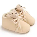 Vista detallada de zapatos de invierno para bebé con diseño de oso y forro polar. - Beige