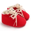 Detalle de zapatos de invierno rojos para bebé con lindo oso y forro polar muy suave - Rojo