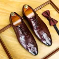Scarpe eleganti da uomo in pelle marrone con trama coccodrillo e punta affusolata. - Borgogna