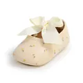 Detailansicht von Baby-Prinzessin-Lauflernschuh mit großer cremefarbener Schleife - Hellgelb