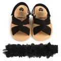Vista detallada del conjunto de sandalias negras para bebé y diadema de flor a juego - Diadema Negra / 12 cm / 42 g